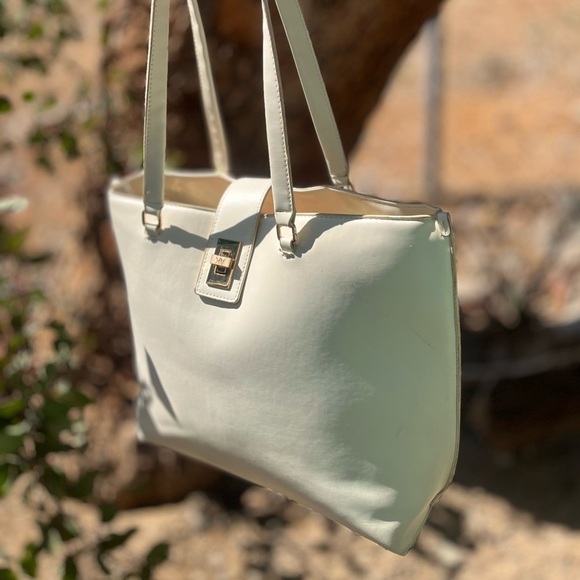 ANNE KLEIN | Large Tote with Enamel Turn Lock Large White Gold - Picture 3 of 15